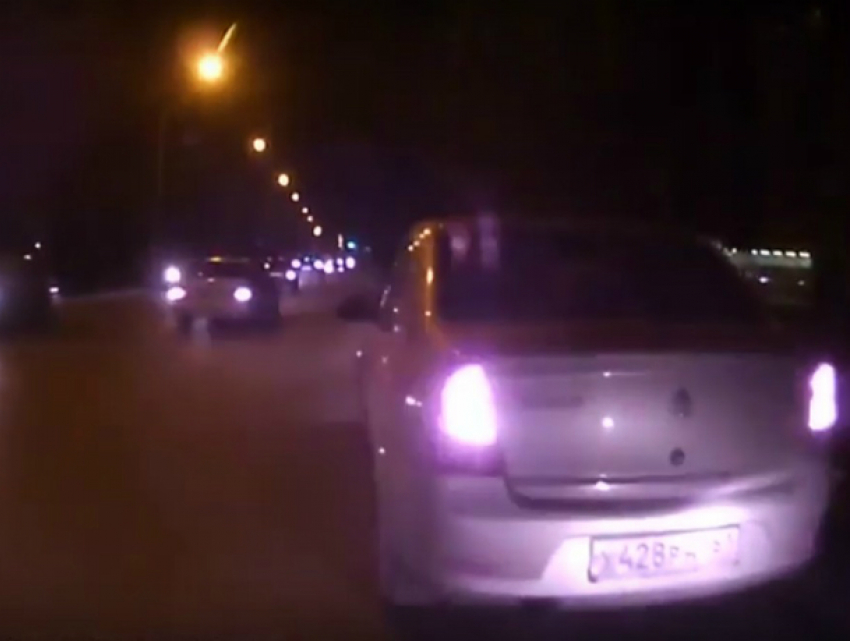 Драка таксиста с маршрутчиком после «атаки с камнем» окна автобуса в Ростове попала на видео