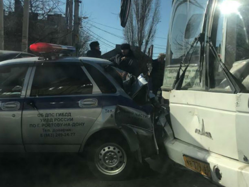 В Ростове автобус влетел в полицейский автомобиль и легковушку
