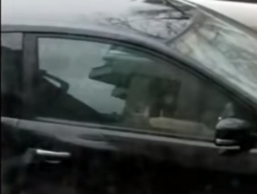 Неутомимый онанист в иномарке распугал посетителей детской поликлиники в Ростове