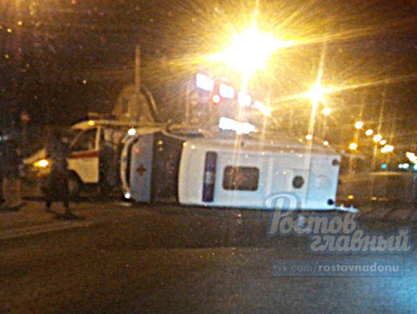 Легковушка перевернула на бок машину скорой помощи на ночной улице Ростова