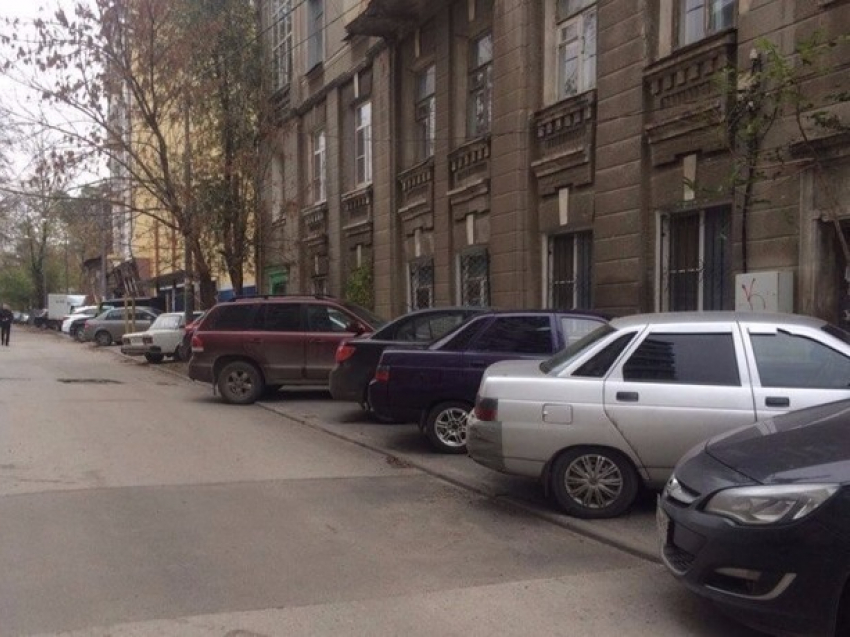 В Ростове наглые водители вынуждают пешеходов ходить по капотам машин