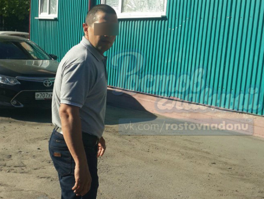 Мужчина избил водителя и оскорбил его жену после скандала в пробке на дороге Ростовской области