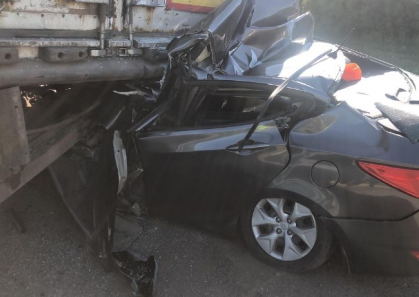 В Ростовской области погиб водитель легковушки, влетевшей в грузовик