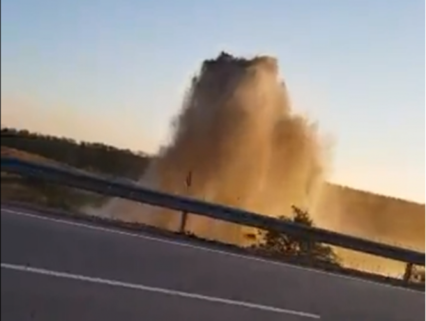 Мощный гейзер из грязной и смрадной воды на трассе под Ростовом попал на видео
