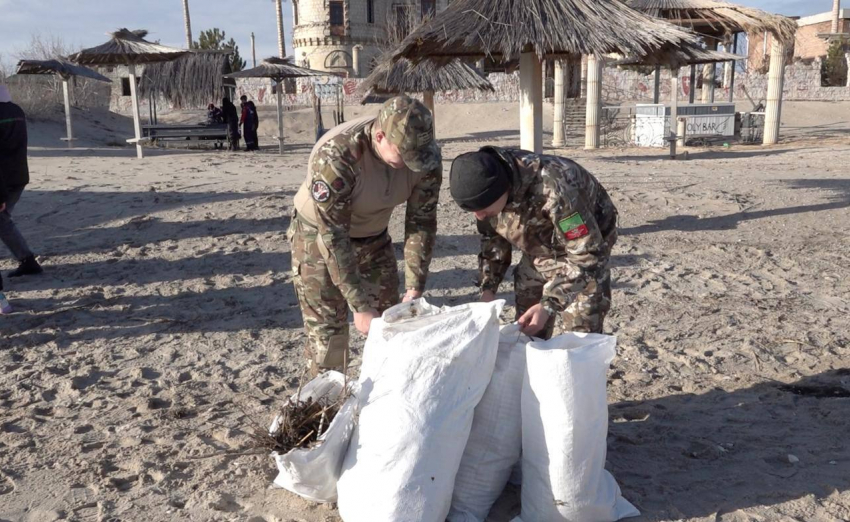 Донские специалисты проверяют последствия выброса мазута в Азовском море  