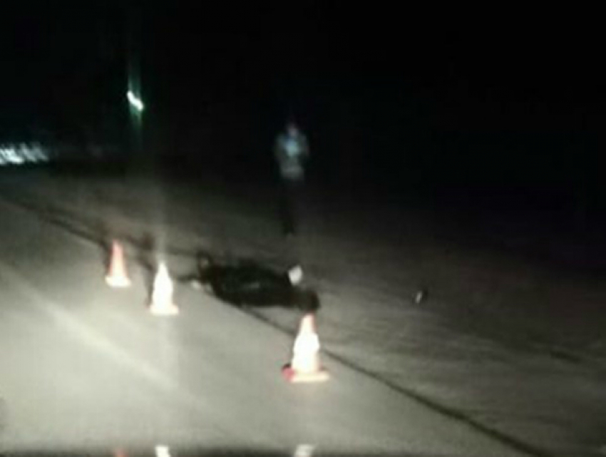 Снующего по дороге «странного» парня насмерть сбил автомобиль в Ростове