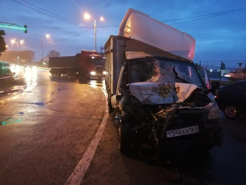 Два автомобиля столкнулись на трассе под Ростовом