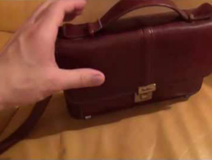 Полную денег барсетку «подарили» молодому вору хозяева «беспечной» квартиры под Ростовом