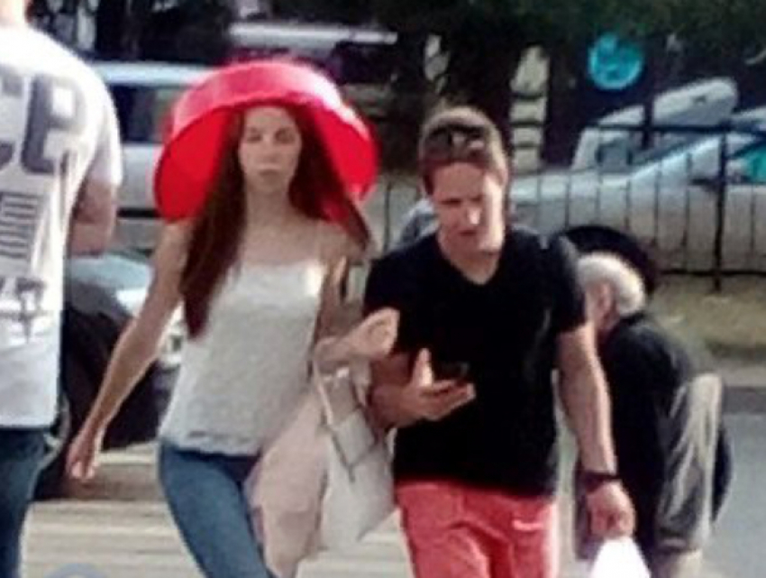 Ростовская модница прошлась по центру города с красным тазом на голове