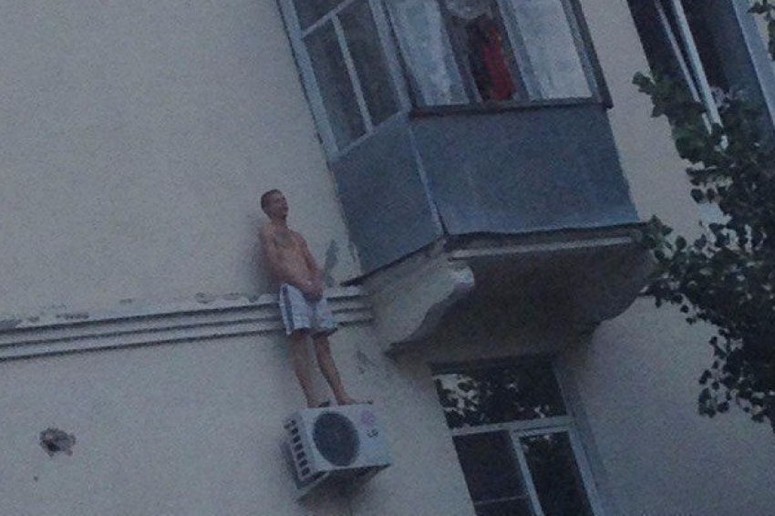 Полуголый мужчина на кондиционере озадачил новочеркассцев 
