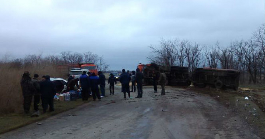 В Ростовской области КАМАЗ лоб в лоб столкнулся с легковушкой, пострадали двое