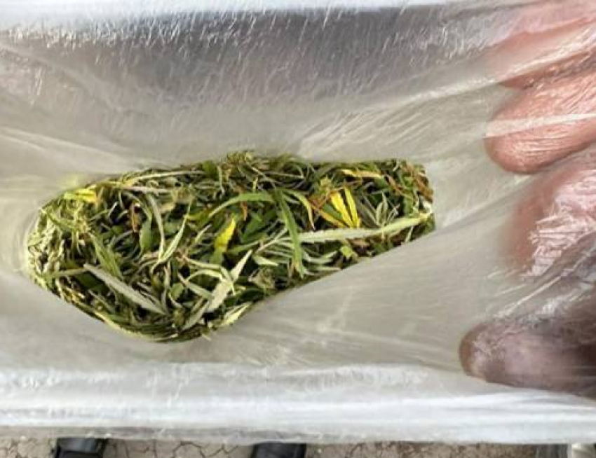 В Ростовской области у мужчины нашли наркотики, спрятанные в черном свертке 