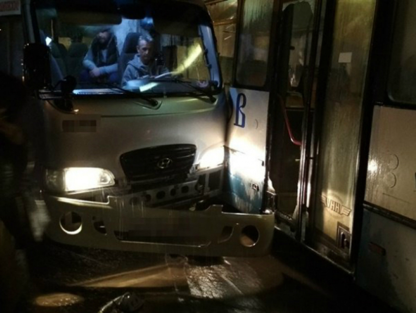 Пассажирский автобус разбился о выпускавшую людей на остановке маршрутку в Ростове