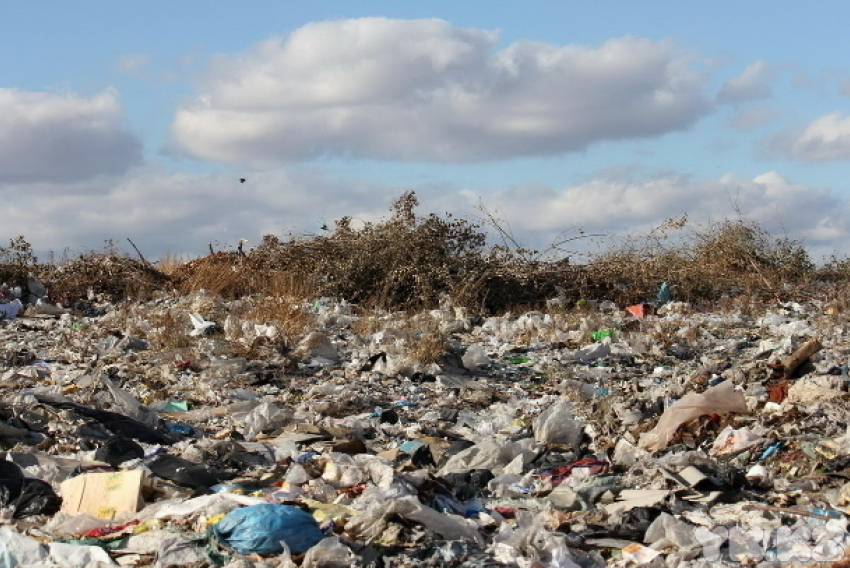 Гигантскую гору мусора  вывезли на полигон с окраин Батайска в Ростовской области