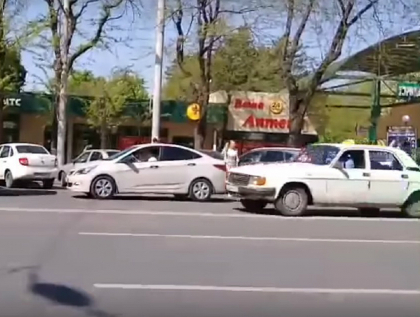 Автолюбитель-нарушитель показал на видео, как образуются пробки на улицах Ростова