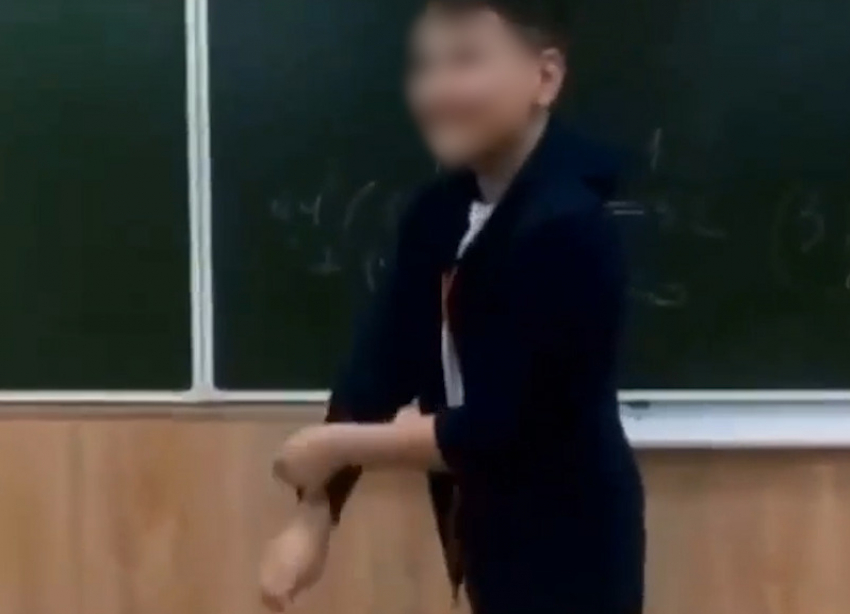 В Таганроге третьеклассник пригрозил изнасиловать учительницу