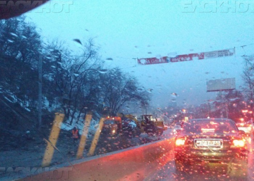 В Ростове после обрушения грунта движение по пр. Стачки восстановили