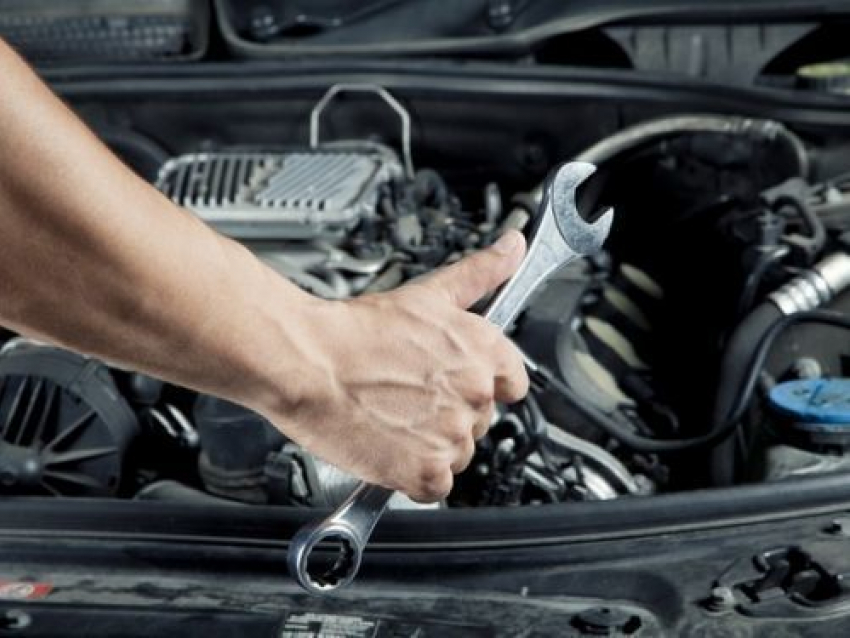 Ушлый автослесарь продал машину клиента и прикарманил деньги в Ростовской области