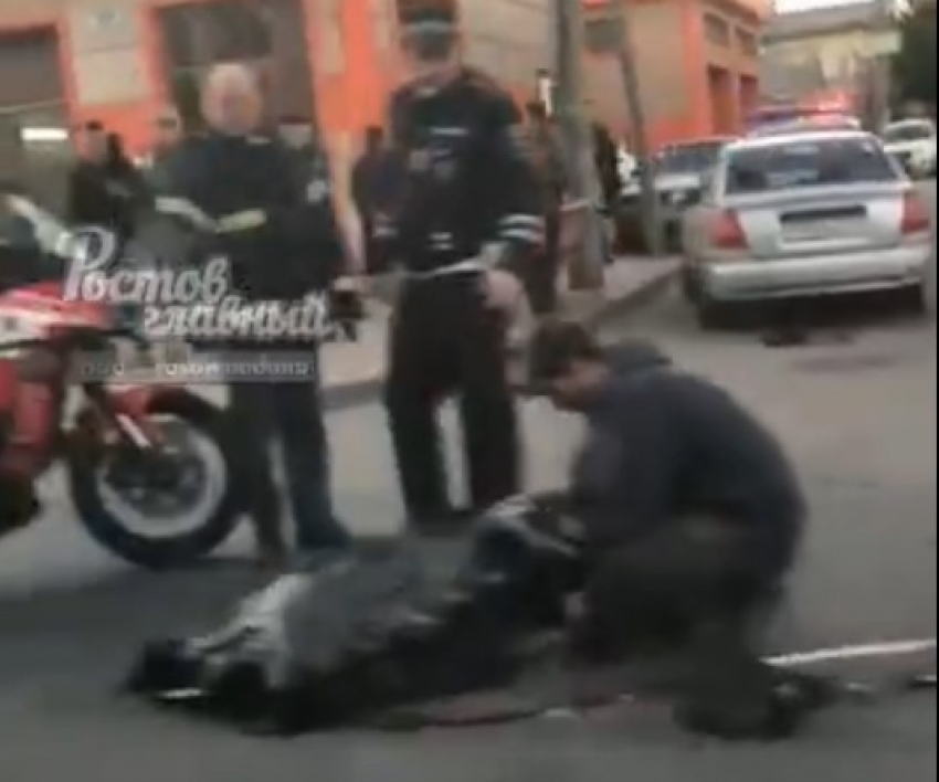 Страшную смерть под колесами автомобиля принял разбившийся мотоциклист в Ростове