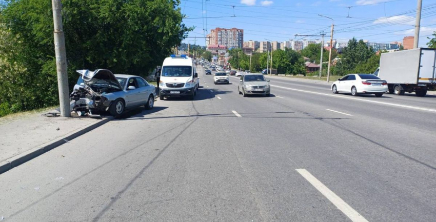 В Ростове 28-летний водитель погиб после столкновения с опорой ЛЭП
