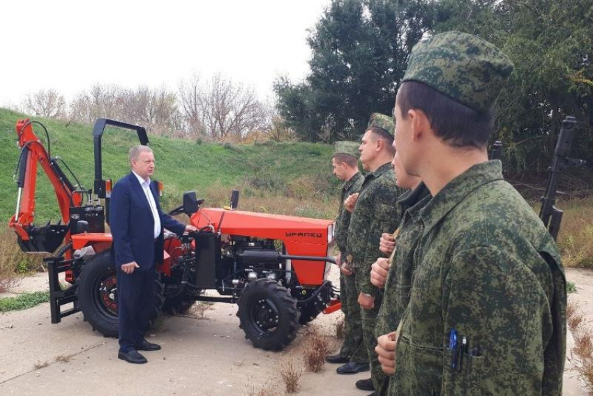 Военному аэродрому «Центральный» в Ростове подарили красный трактор