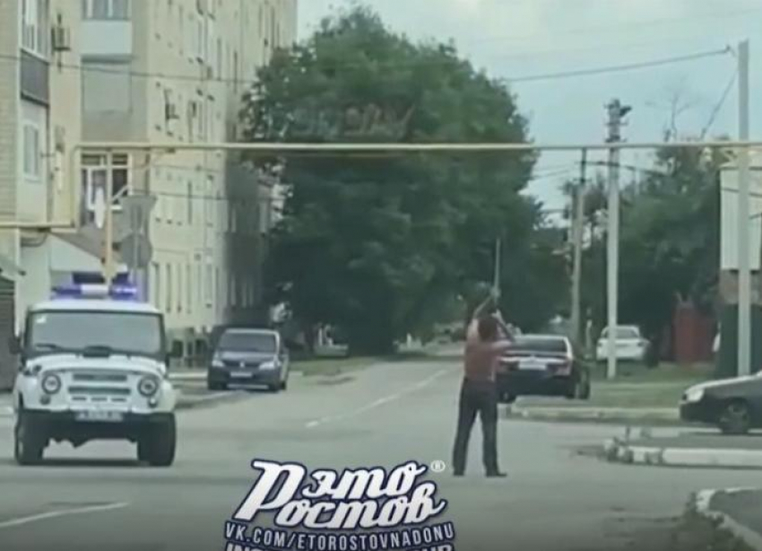 В Гуково раздетый мужчина пытался открыть стрельбу на оживленной улице