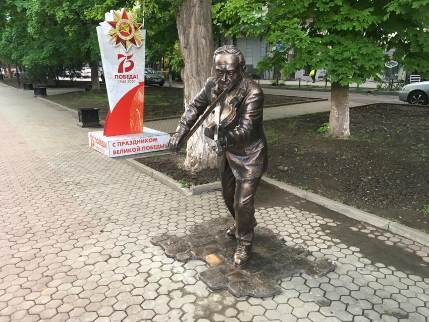 В Ростове поставили памятник скрипачу Моне