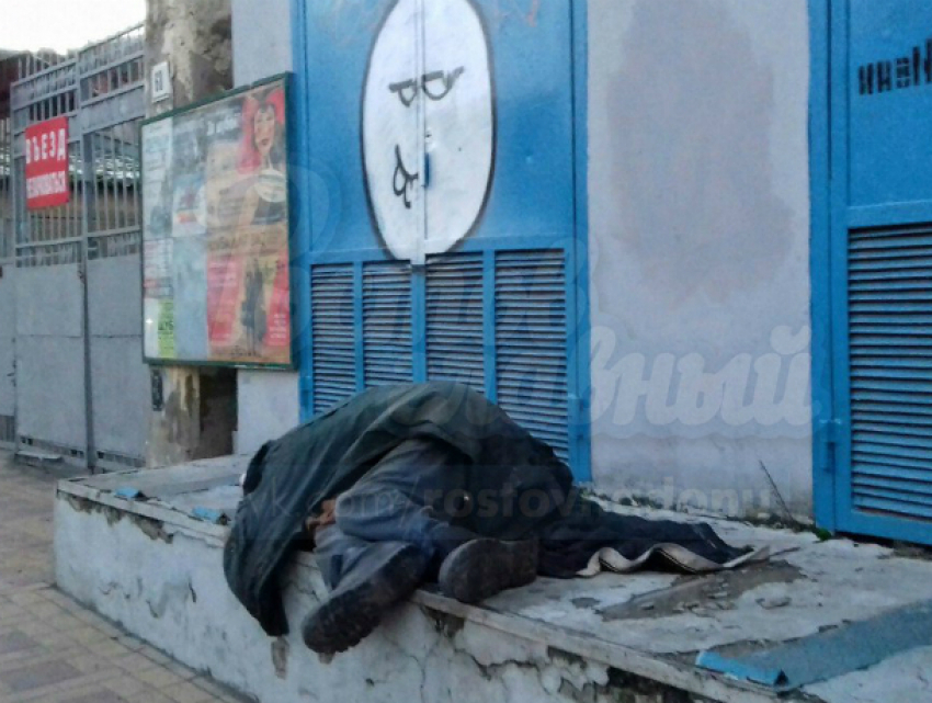 Лежащая месяц на бетонной площадке женщина-бомж встревожила жителей Ростова