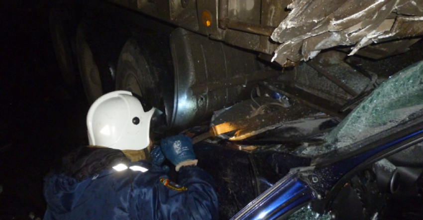 В Егорлыкском районе «Лада» и грузовик врезались в «МАЗ»,стоящий на трассе 