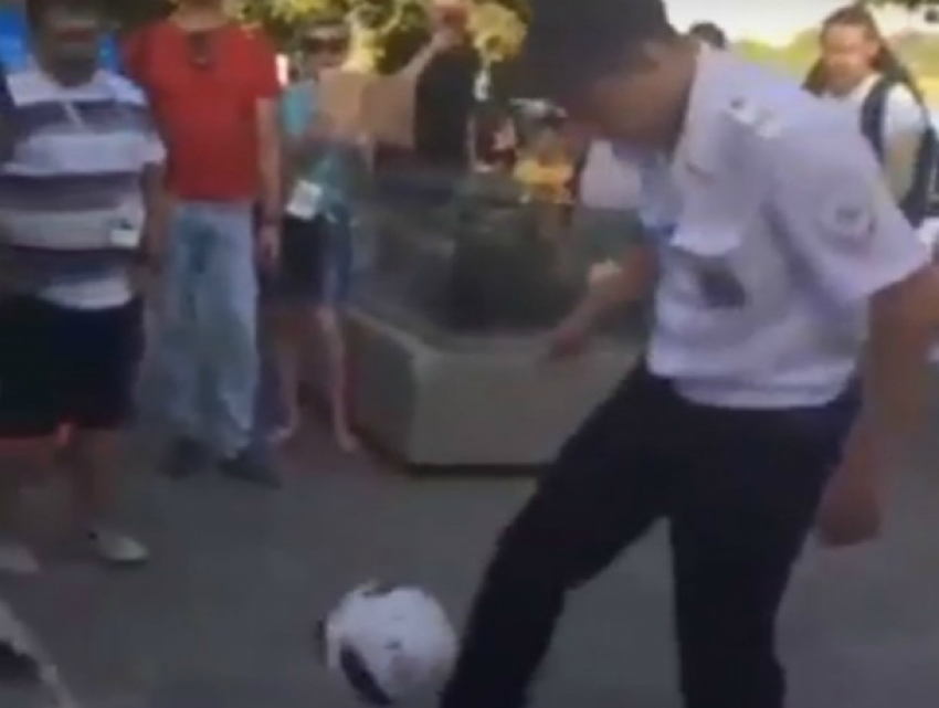 Поразивший иностранцев виртуозным владением мячом обычный полицейский в Ростове попал на видео