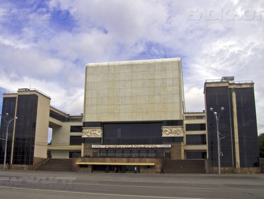 В Министерстве культуры опровергли информацию о завешивании баннерами фасада театра Горького в Ростове