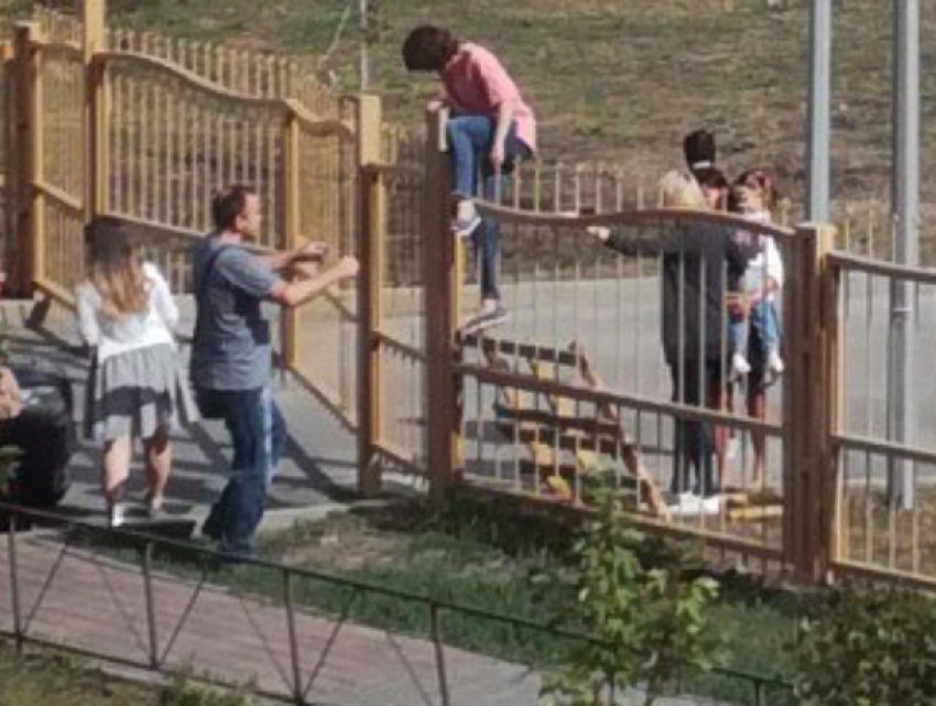 Ленивые ростовчане устроили «побег» со школьной линейки через закрытые ворота для мусоровозов
