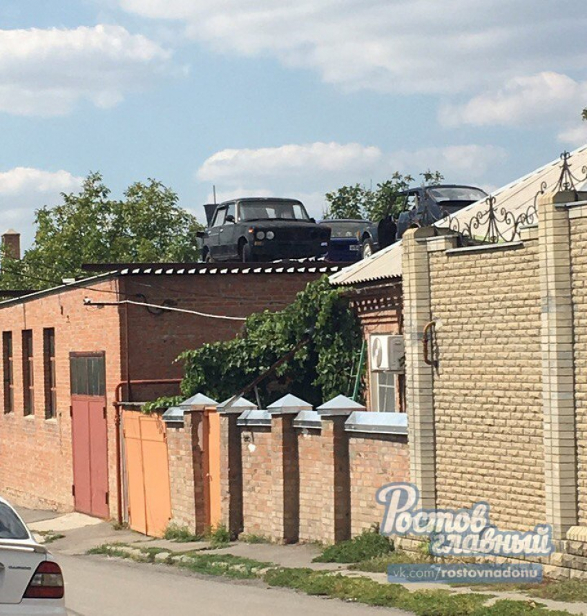 Изобретательные ростовчане превратили крышу дома в парковку 