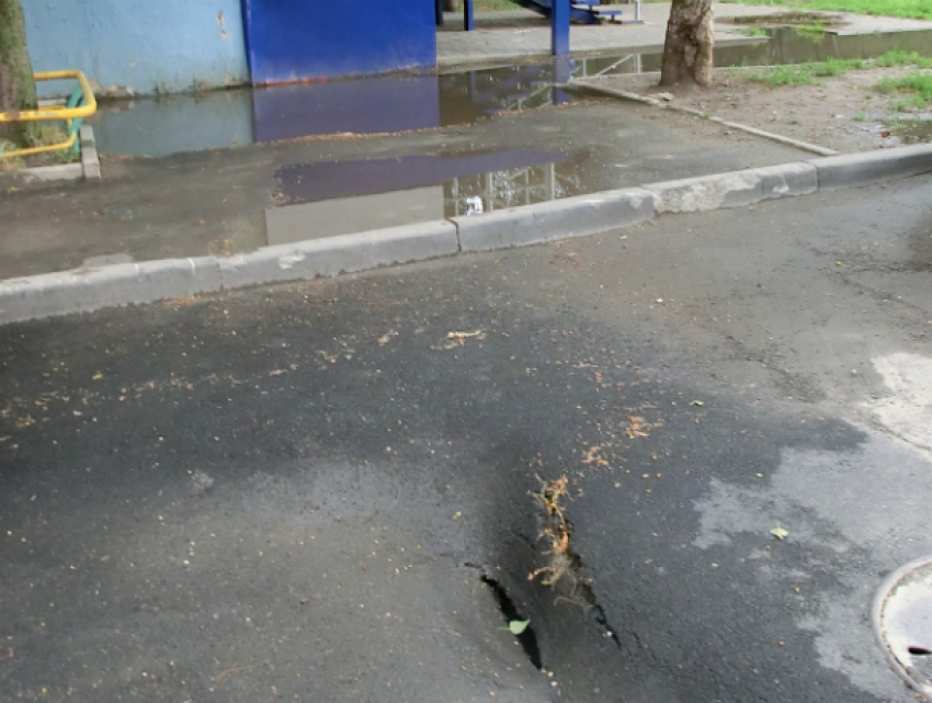 Свежеуложенный асфальт расползся «под влиянием стихии» во дворе Ростова