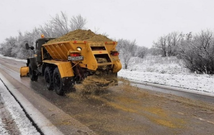 В Ростовской области расчищают трассы от наледи и снега
