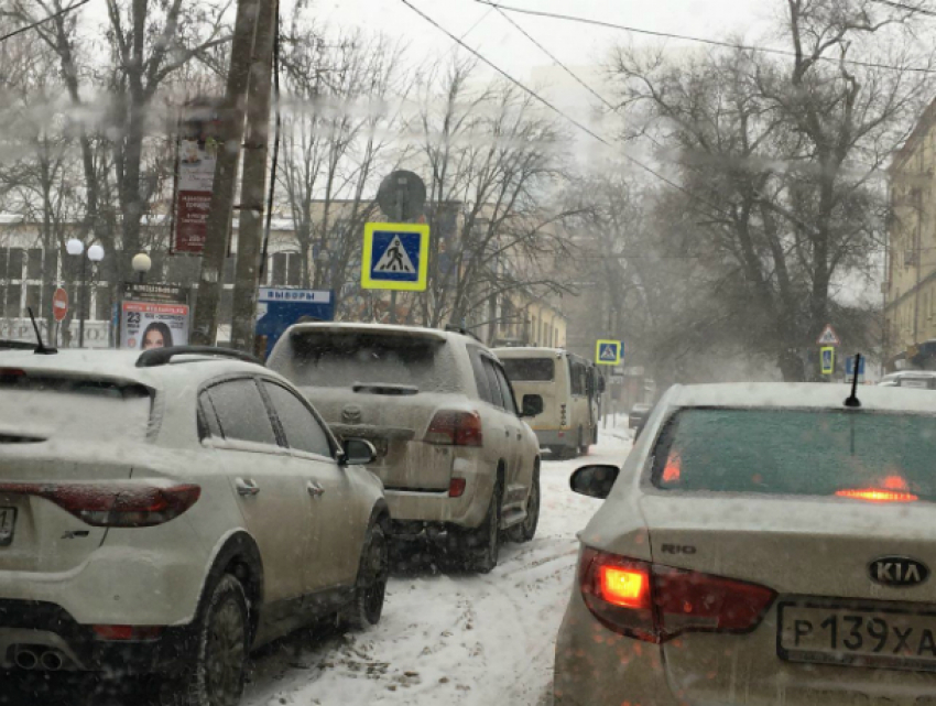 Ослепляющая метель и массовые ДТП поставили Ростове в девятибалльные пробки