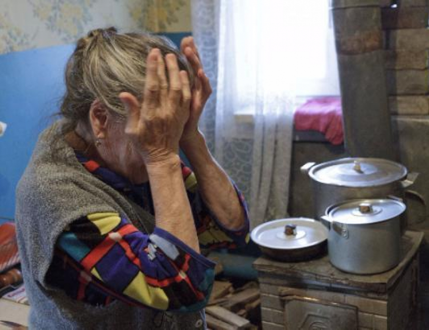 В Белой Калитве мошенница из Самары обманула пенсионерку, продав ей пакет с тряпками за 55 тысяч рублей   