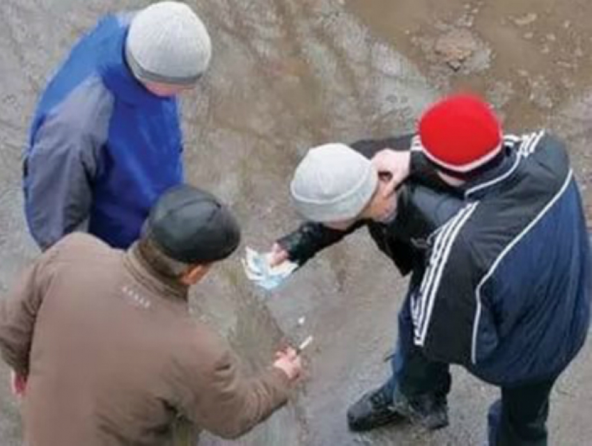 Банда мужчин отбирает деньги у школьников рядом с «Макдональдсом» в центре Ростова