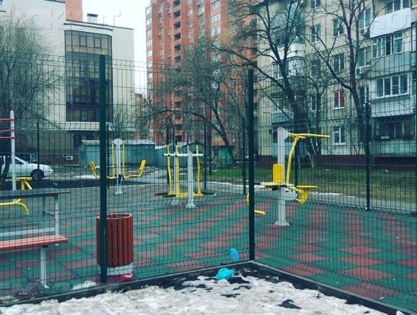 На благоустроенные спортивные площадки не пускают возмущенных жителей Ростова