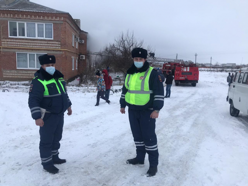 Полицейские из Ростовской области вытащили из горящего дома пожилую женщину