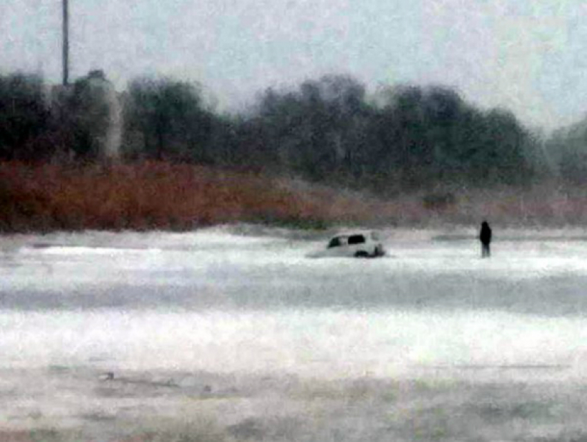 Дрейфующая по льду «Нива» занырнула в холодные воды Донца в Ростовской области