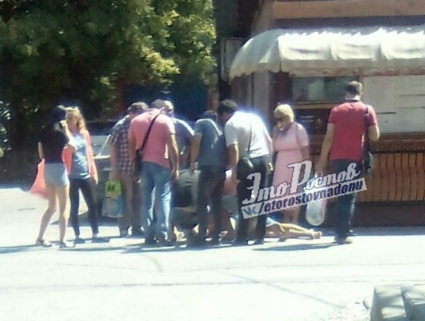 Толпа неравнодушных прохожих не дала умереть упавшему на асфальт мужчине в Ростове