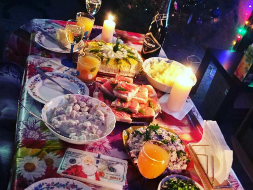 Много мяса, икра и оливье: ростовчане показали накрытые к Новому году столы
