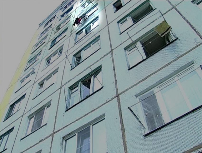 В Ростове-на-Дону из окна четвертого этажа выпала женщина