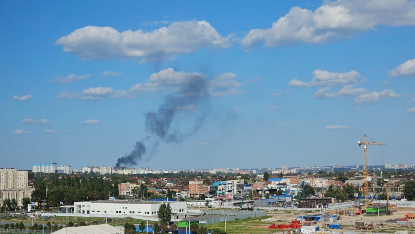 В Ростове на Вавилова загорелись мусорные баки 