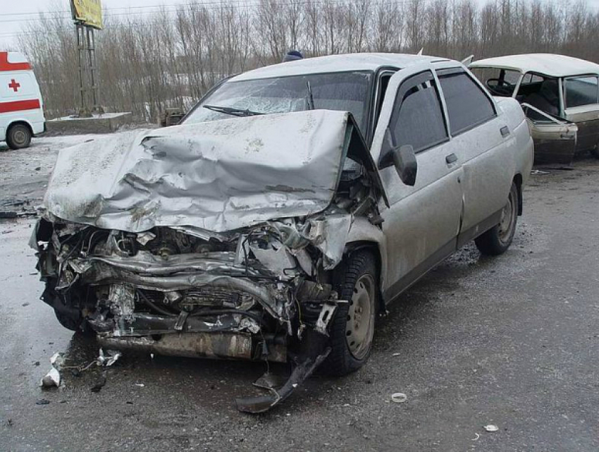 Серьезные травмы в лобовом ДТП на встречке получили водитель и молодой пассажир ВАЗа под Ростовом