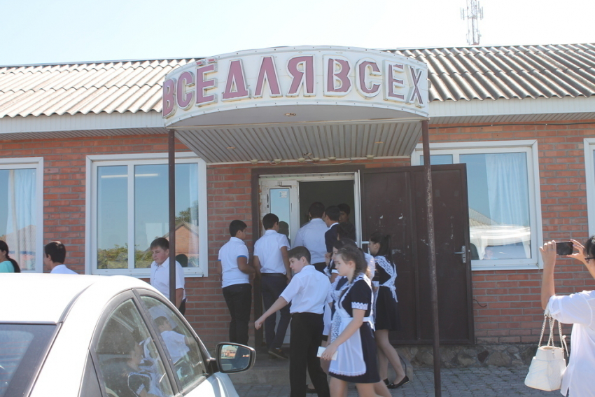 Школьники  из хутора в Ростовской области учатся в пекарне и в магазине «Все для всех» 