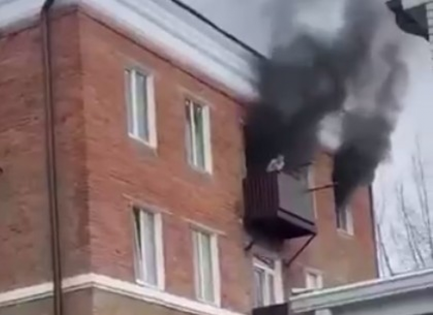 Пожарные спасли троих жителей загоревшегося общежития в Ростовской области