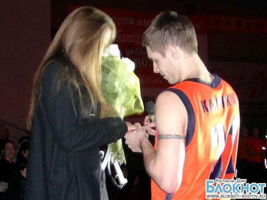 Баскетболист ростовского клуба «Атаман» сделал предложение своей девушке на матче