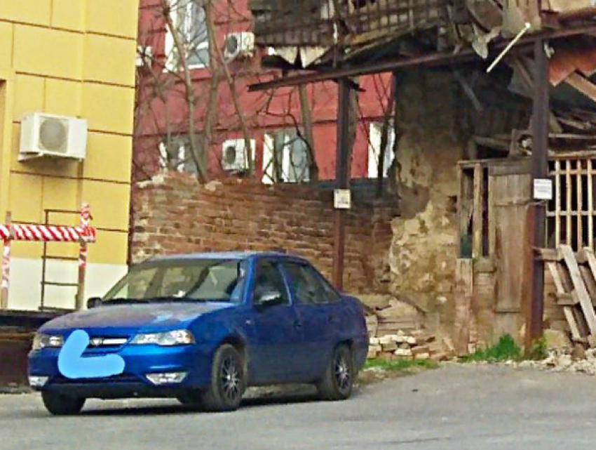 Экстремальная парковка под балконом развалюхи-двухэтажки в центре Ростова рассмешила горожан